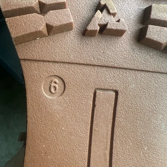 Knew High faux leather boots with cross cross stitch and buckles - Picture 3 of 3